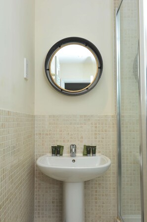 Ensemble douche/baignoire, sèche-cheveux, serviettes fournies