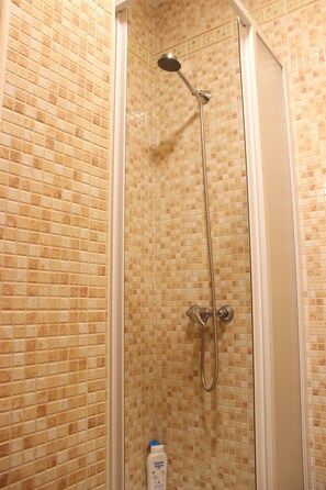 Ducha, secador de pelo, bidet, toallas