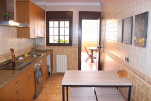 Refrigerador, microondas, placa de cocina, cafetera/tetera