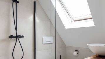 Een douche, een haardroger, handdoeken