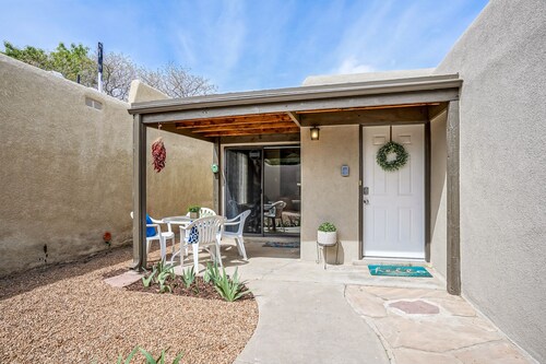 Retro Condo in the North East Heights, 2bd/1ba, garage, Pet friendly