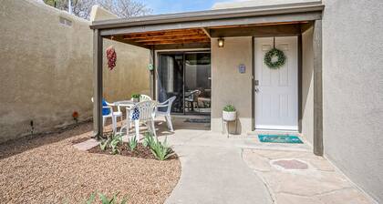 Retro Condo in the North East Heights, 2bd/1ba, garage, Pet friendly