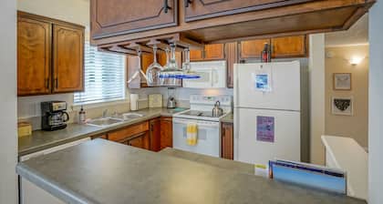 Retro Condo in the North East Heights, 2bd/1ba, garage, Pet friendly