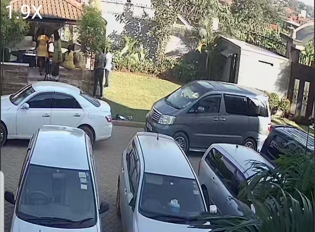 Un área de estacionamiento con varios coches aparcados en fila.