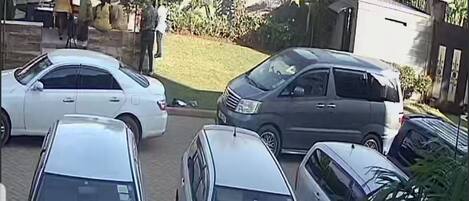 Un área de estacionamiento con varios coches aparcados en fila.