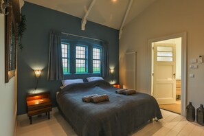 5 bedrooms, iron/ironing board, WiFi, bed sheets