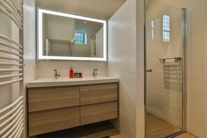 Shower, jetted bath, hair dryer, towels