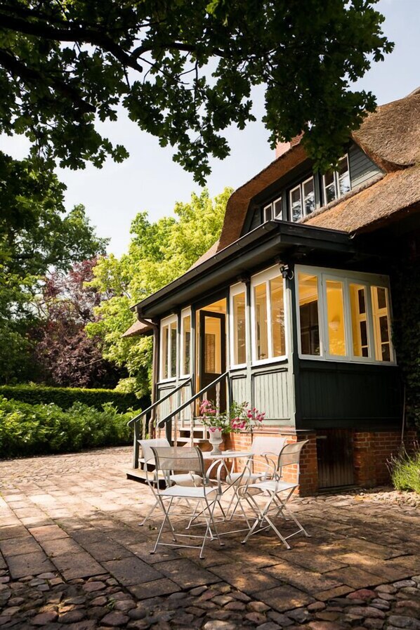 Deluxe House (Rotes Haus) | Terrace/patio - Forsthaus Friedrichsruh (Aumuehle)