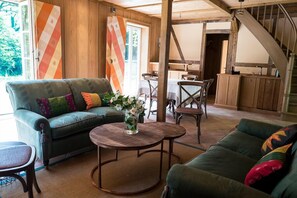 Cottage | Living area | Flat-screen TV - Forsthaus Friedrichsruh (Aumuehle)