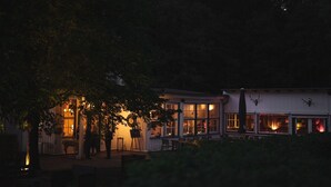 Fachada da propriedade à noite