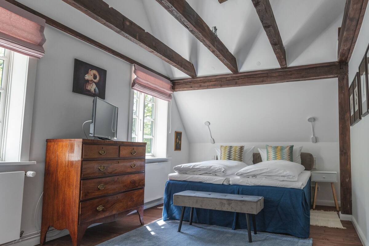 Habitación básica doble | Muebles diferentes y wifi gratis