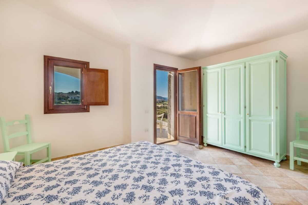 1 bedroom, cots/infant beds