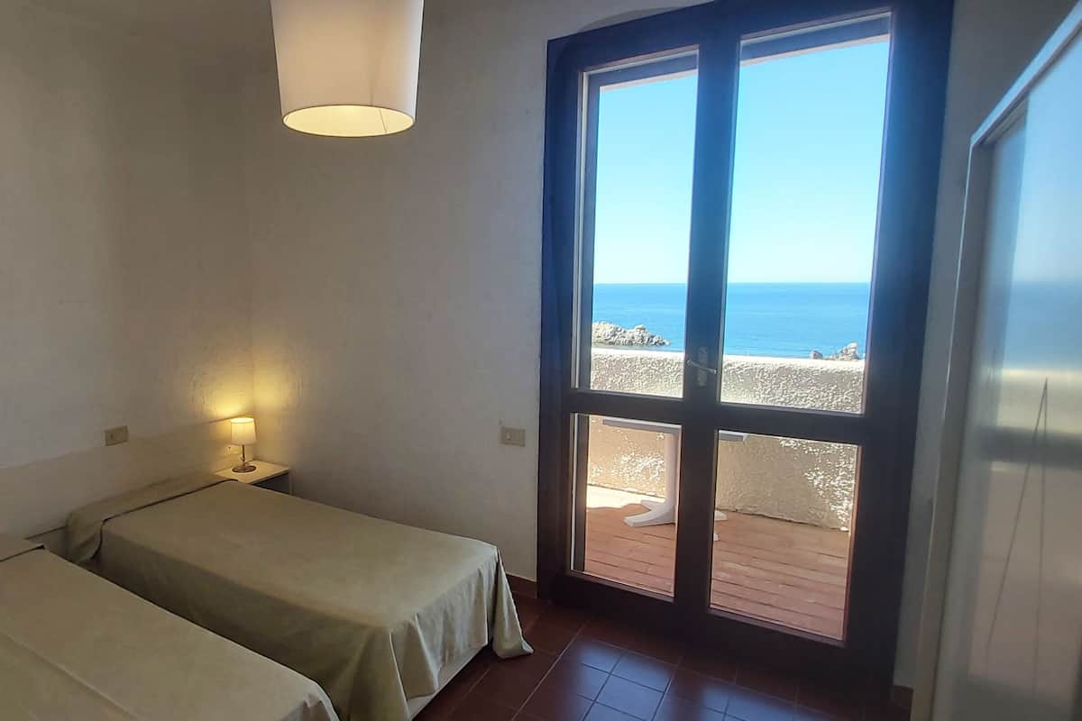 1 bedroom, cots/infant beds