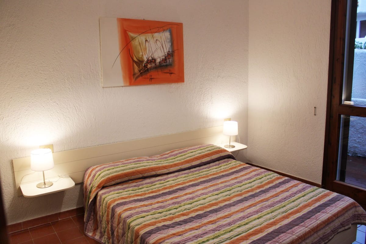1 bedroom, cots/infant beds