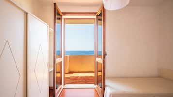Cribs/infant beds