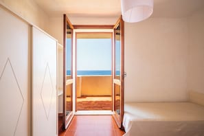Cribs/infant beds