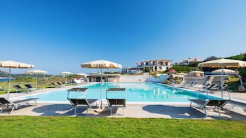 Piscina externa sazonal, guarda-sóis, espreguiçadeiras