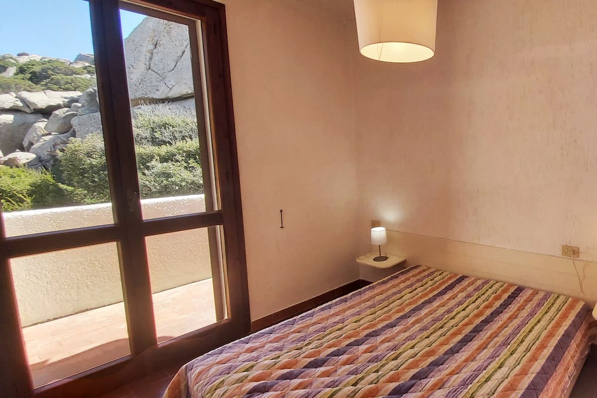 1 bedroom, cots/infant beds