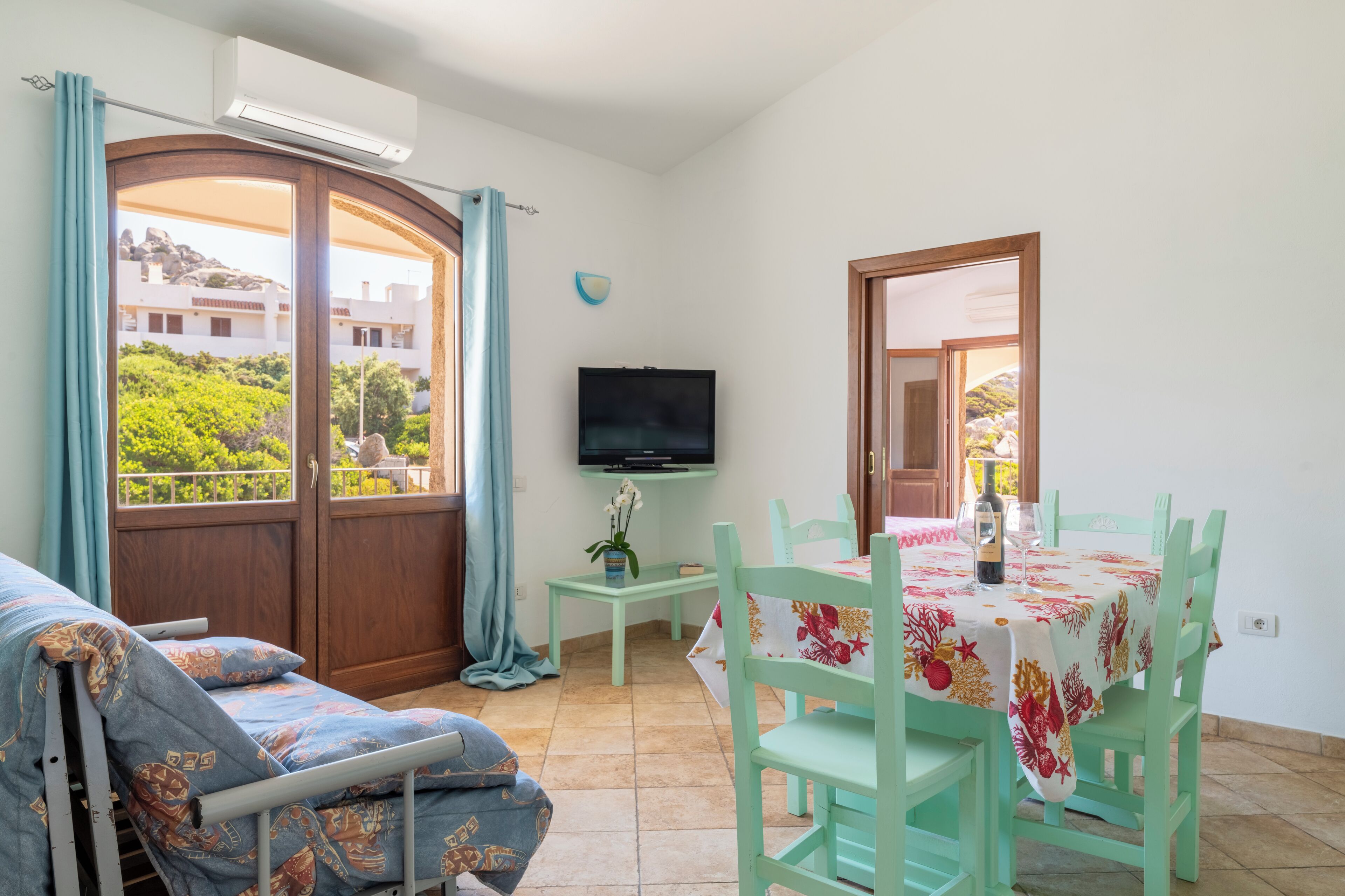 Appartement, uitzicht op zee | Woonruimte | Een 22-inch televisie met digitale zenders