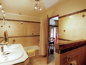 House | Bathroom | Bathtub - Luxurious Mansion in Saint-preuil With Sauna (Saint-Preuil)