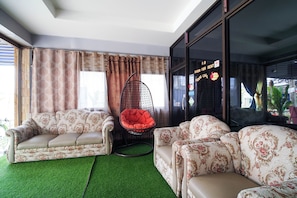 Lobby sitting area - OYO 1006 FO Room (Pattaya)