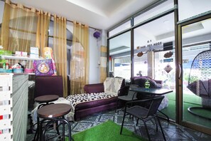 Lobby sitting area - OYO 1006 FO Room (Pattaya)