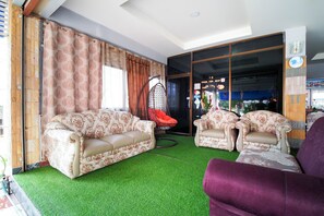 Lobby sitting area - OYO 1006 FO Room (Pattaya)
