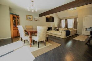 TV connectée, cheminée, livres