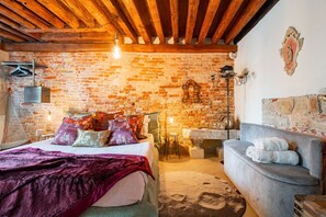 2 chambres, bureau, fer et planche à repasser, lit de bébé portatif
