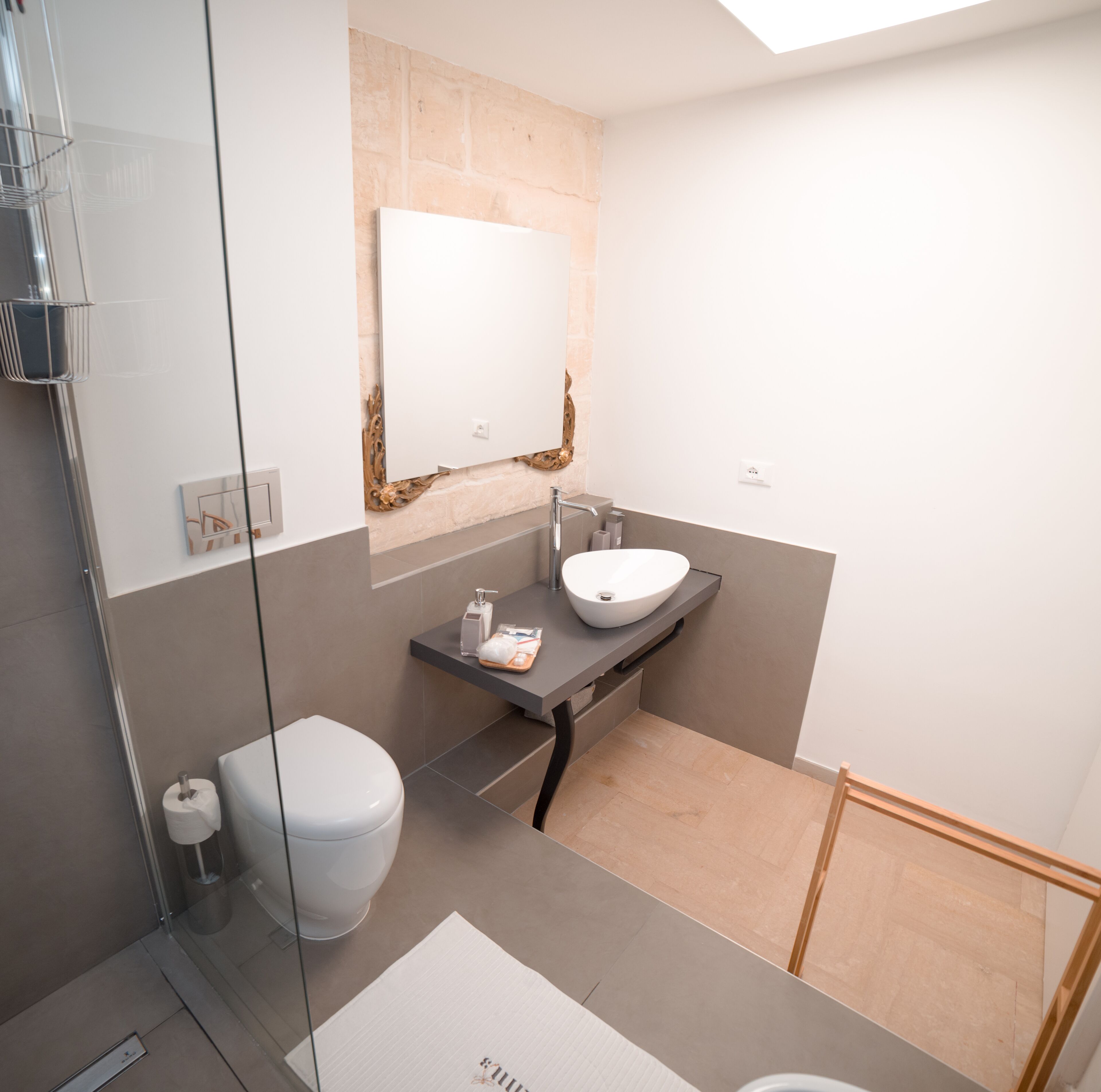 Superior Double Room | Bathroom | Rainfall showerhead, free toiletries, hair dryer, bidet