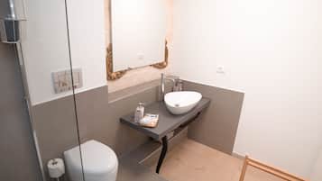 Superior dubbelrum | Badrum | Regndusch, gratis toalettartiklar, hÄrtork och bidé