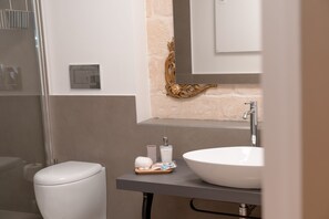 Regendusche, kostenlose Toilettenartikel, Haartrockner, Bidet