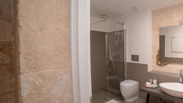 Superior tweepersoonskamer | Badkamer | Een regendouche, gratis toiletartikelen, een haardroger, een bidet