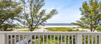 Turtleback Beach House - Beachfront!