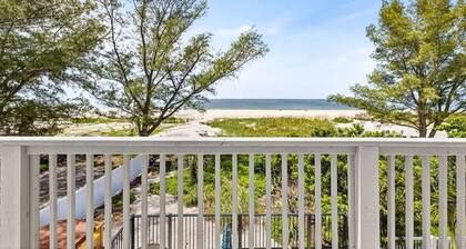 Turtleback Beach House - Beachfront