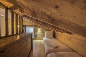3 bedrooms, travel crib, free WiFi, bed sheets - New 6-person apartment in fully renovated chalet (La Clusaz)