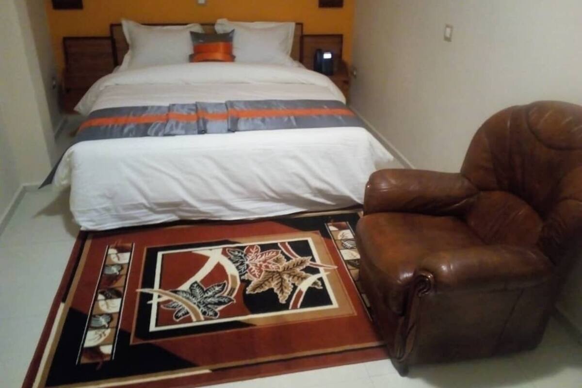Kamar Deluks | Minibar, brankas, meja kerja, dan tirai kedap cahaya