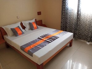 Deluxe Room | Minibar, in-room safe, desk, blackout drapes - Premium Hotel (Douala)