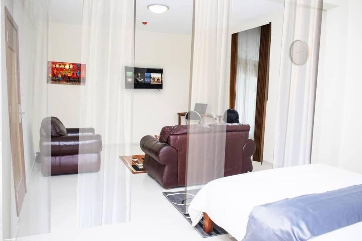 Suite Eksekutif | Minibar, brankas, meja kerja, dan tirai kedap cahaya