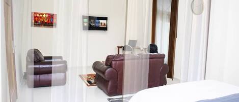 行政套房 | 迷你吧、客房內保險箱、書桌、遮光布/窗簾