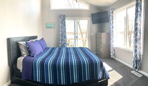 6 Schlafzimmer, Schreibtisch, Bügeleisen/Bügelbrett, Reisekinderbett