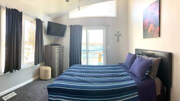 6 bedrooms, desk, iron/ironing board, travel crib