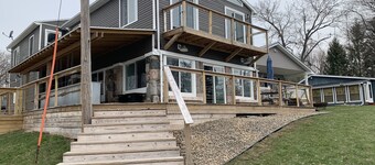 Lakefront 6 Bedroom Home on Beautiful Nettle Lake with Outdoor Tiki Bar !! 