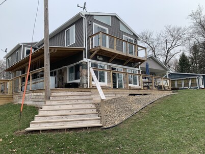 Lakefront 6 Bedroom Home on Beautiful Nettle Lake with Outdoor Tiki Bar !!