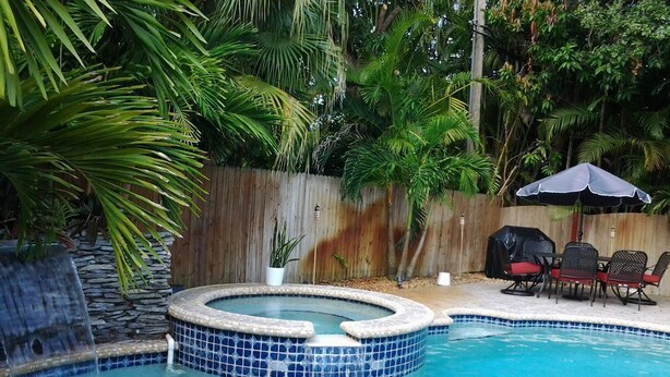 Outdoor pool - New Fort Lauderdale Vacation Paradise (Fort Lauderdale)