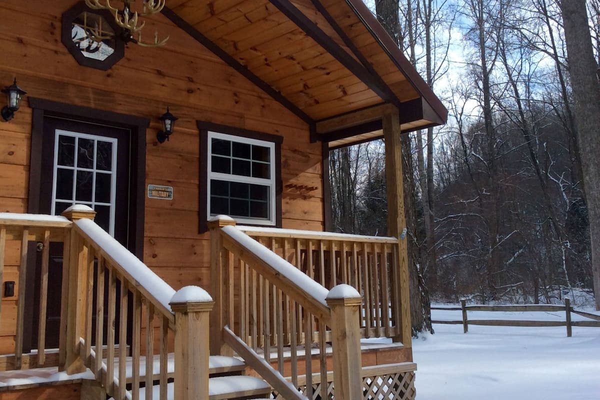 The Ellie May Maxi Primitive Cabin - bathhouse 50 feet away ( No Pets) | Sengetøy