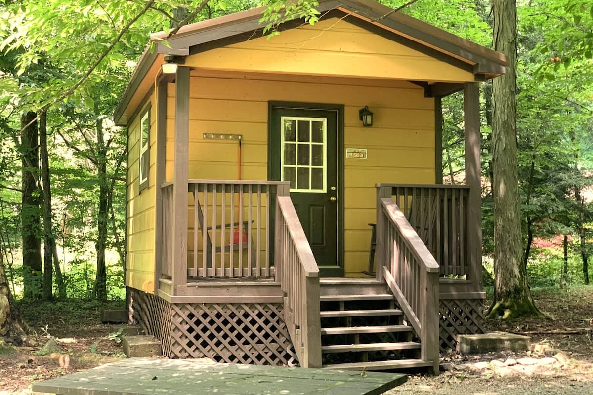 President Mini Primitive Cabin - bathhouse 50 feet away ( No pets)
