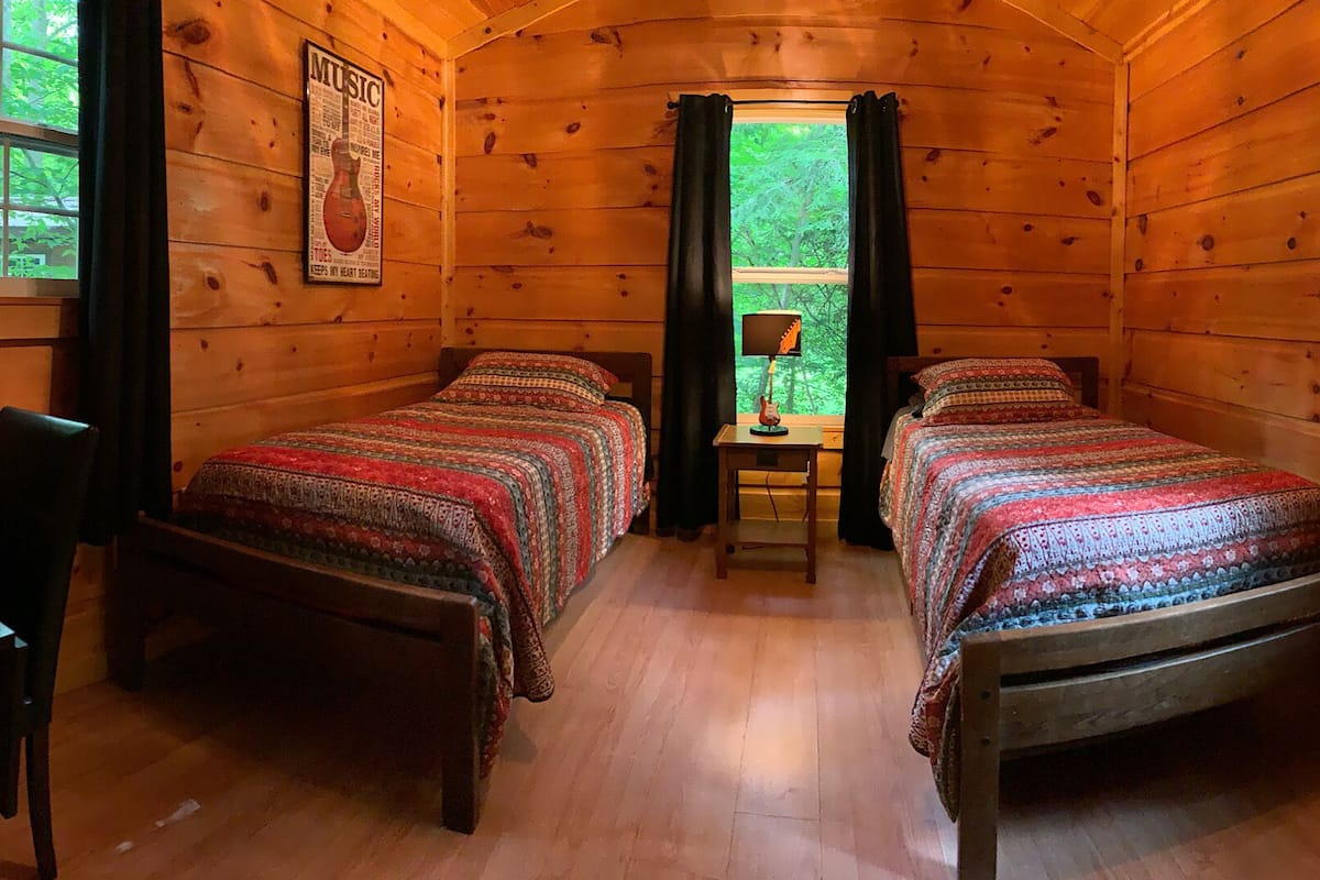 Rock & Roll Mini Primitive Cabin - bathhouse 50 feet away | Beddengoed
