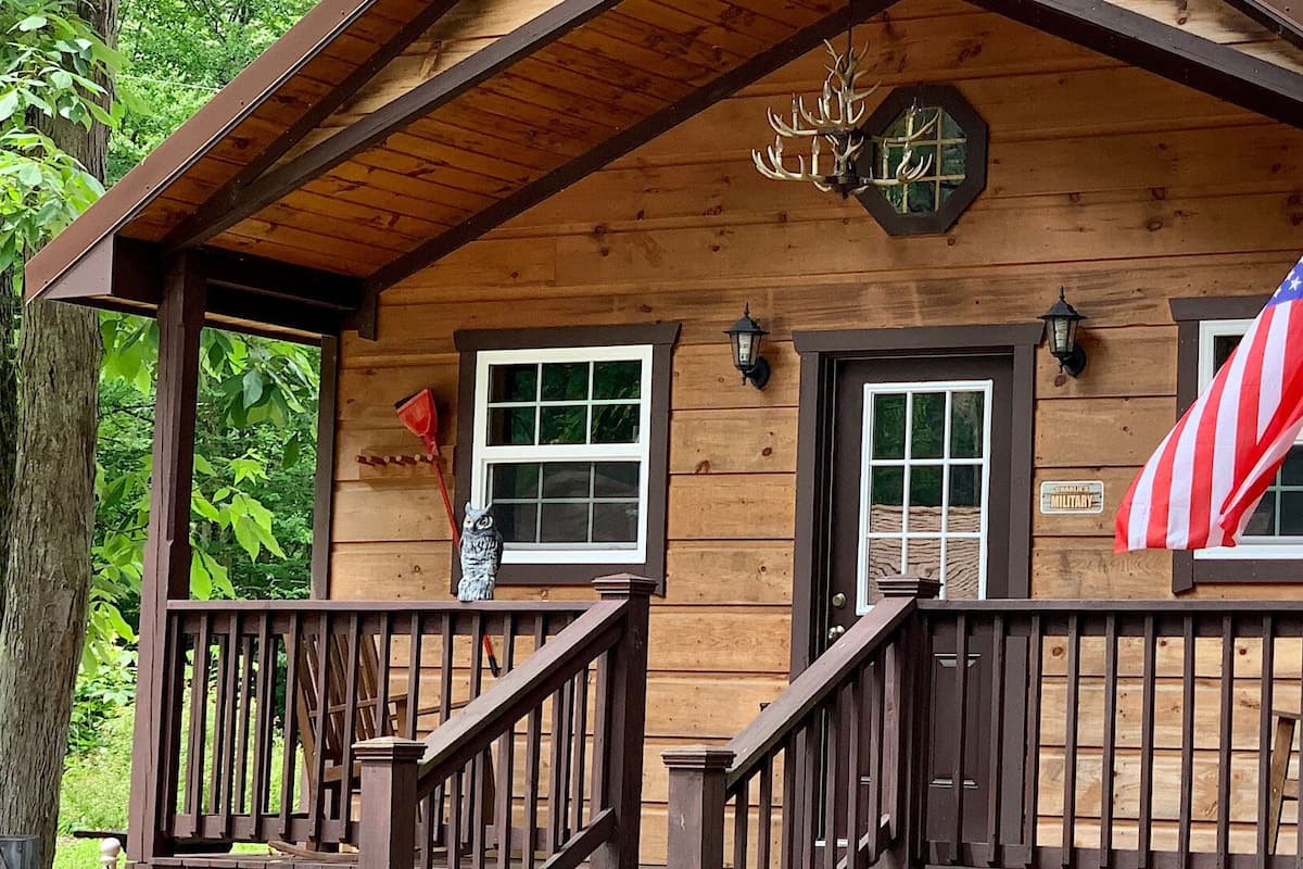 Military Maxi Primitive Cabin - bathhouse 50 feet away ( No Pets) | Beddengoed
