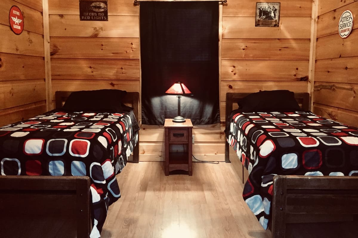 Hot Rod Mini Primitive Cabin - bathhouse 50 feet away | Beddengoed